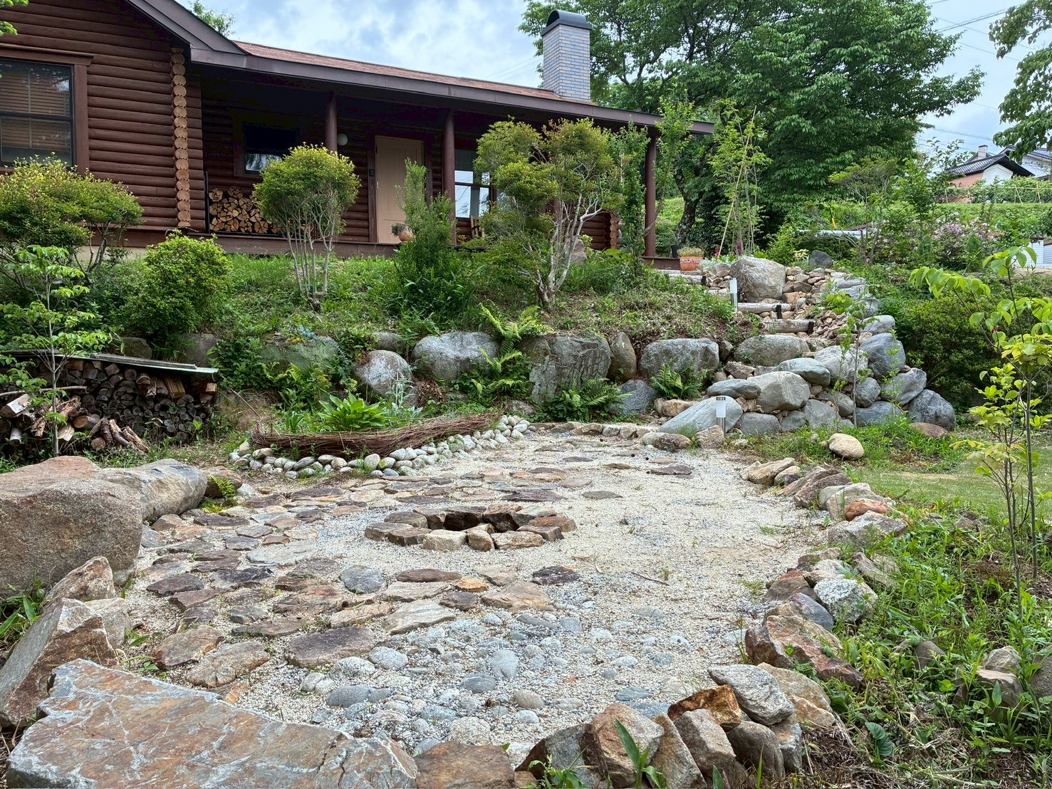 石積みと雑木の庭